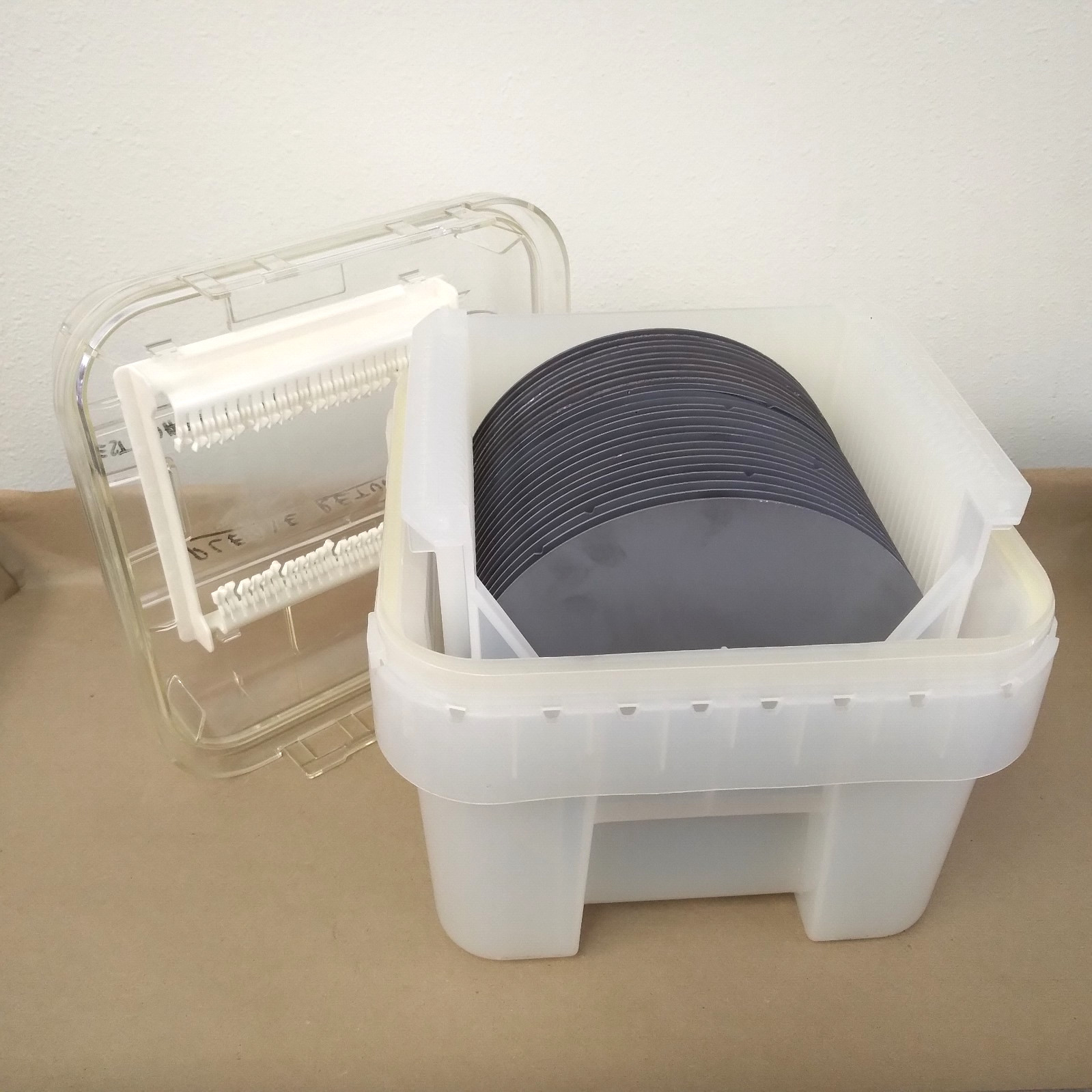 UNPOLISHED SEMICONDUCTOR SILICON WAFER 25 PCS. IN MW200.N.DH1 CARRIER
