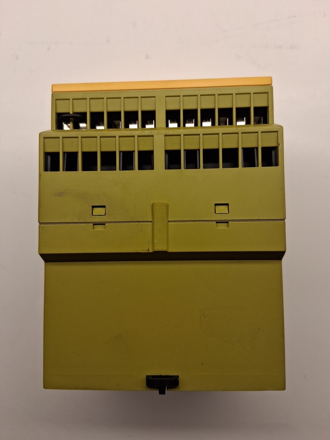 PILZ – SAFETY RELAY PNOZ 11 — 774080 — 24AC/DC 7 x Safety Contacts 1 x Aux