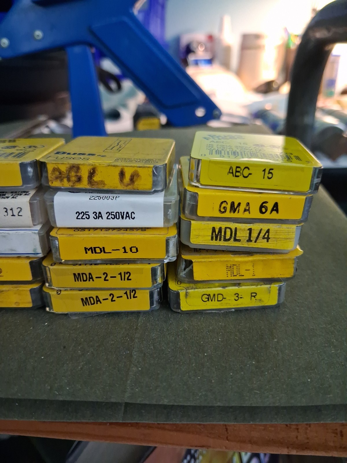 Lot of 25 Tins- Littelfuse, Buss & Autofuse Assorted Glass Fuses #G-01