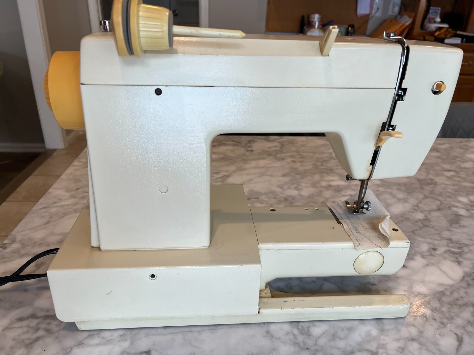 Singer 5522 Heavy Duty Sewing Machine with Foot Pedal