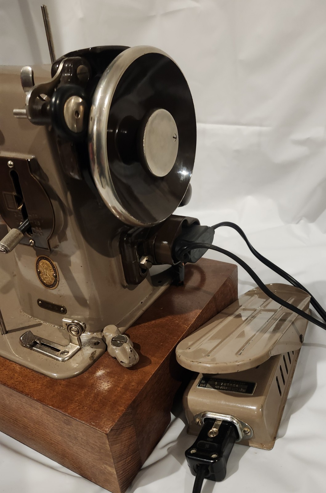 Singer 316G 316 G Zig Zag Sewing Machine Runs Great No Light