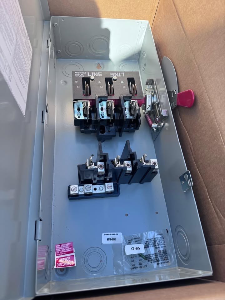 GE TG4323 100 AMP Fused Indoor Disconnect Switch 240V 3P Fusible NEMA 1