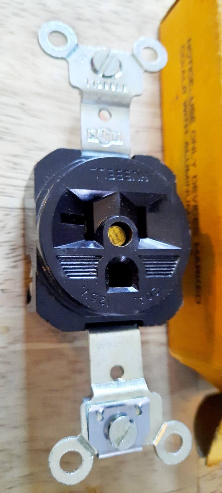 Harvey Hubble 3-wire Single Grounding Receptacle 20 Amp 125 Volts AC Or DC NOS