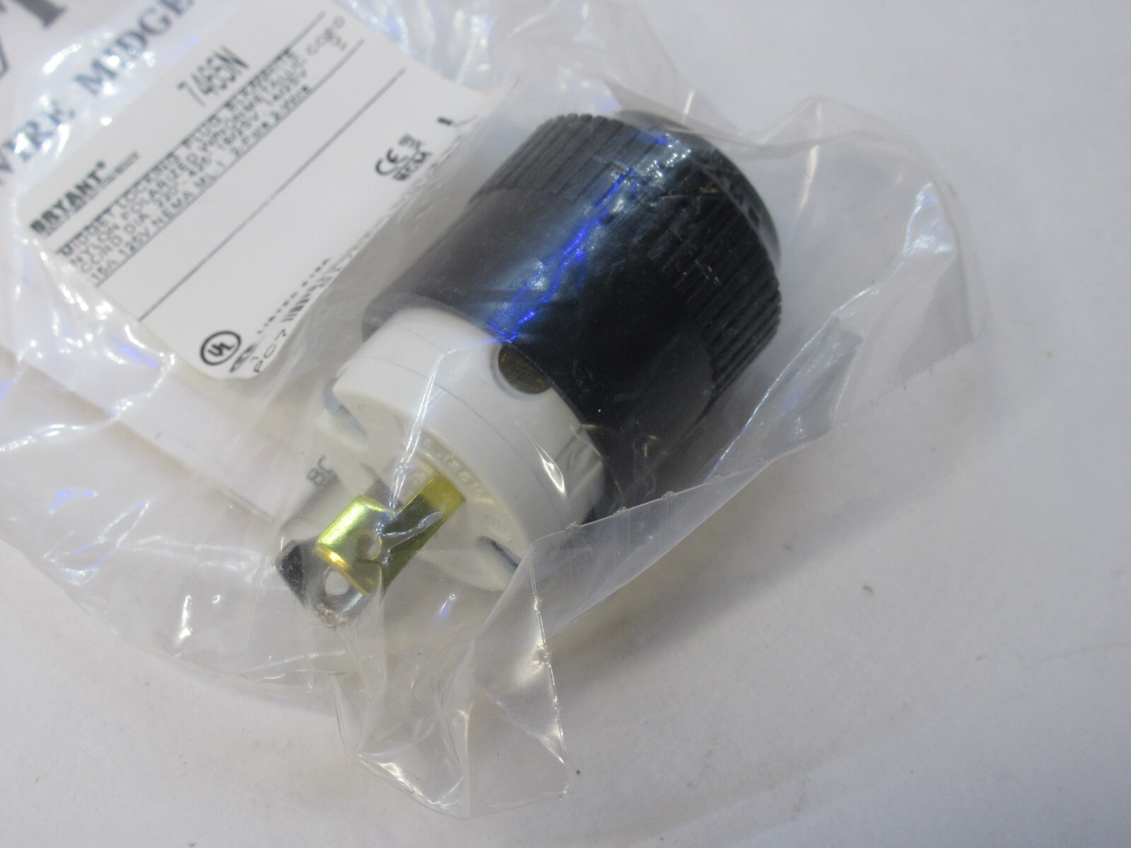 (NEW) BRYANT 7465N 15A 125V 2P 2 Wire Midget Locking Plug
