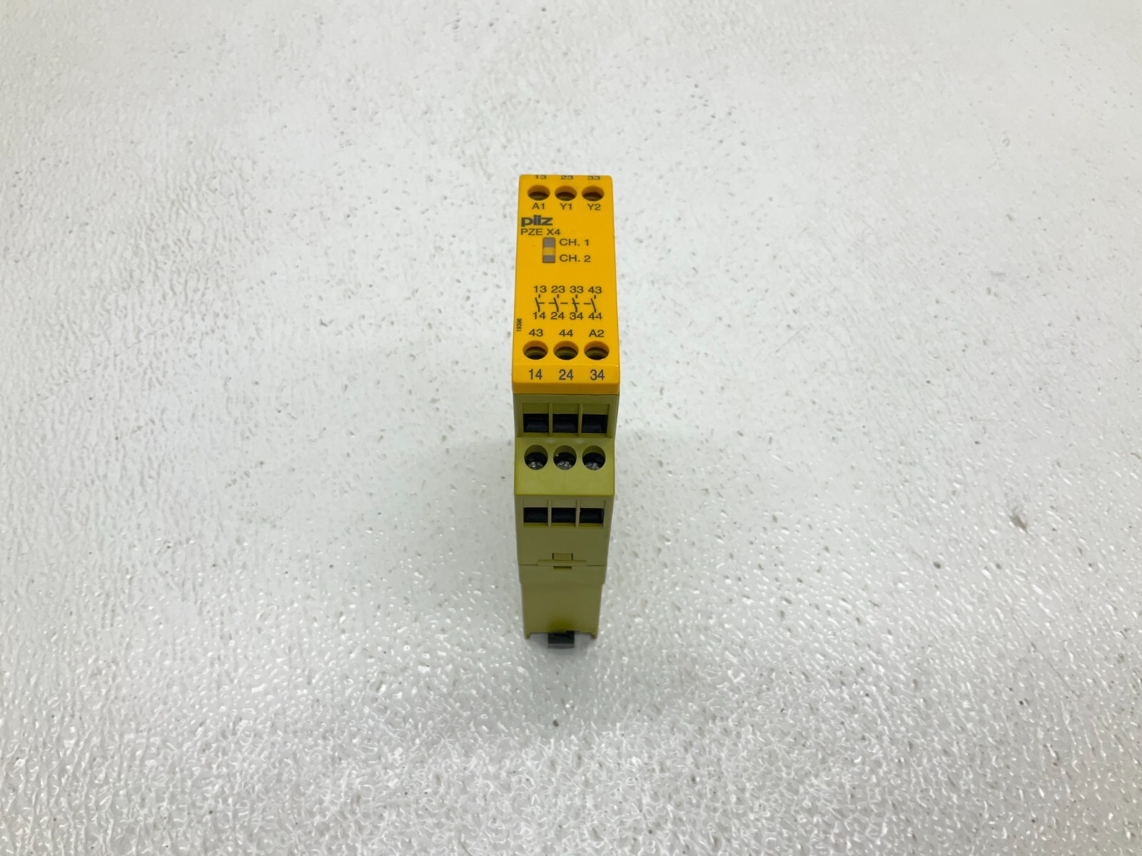 Pilz PZE X4 24VDC 4n/o 24 VDC Safety Relay PZEX424VDC4n/o 774585 (TSC)
