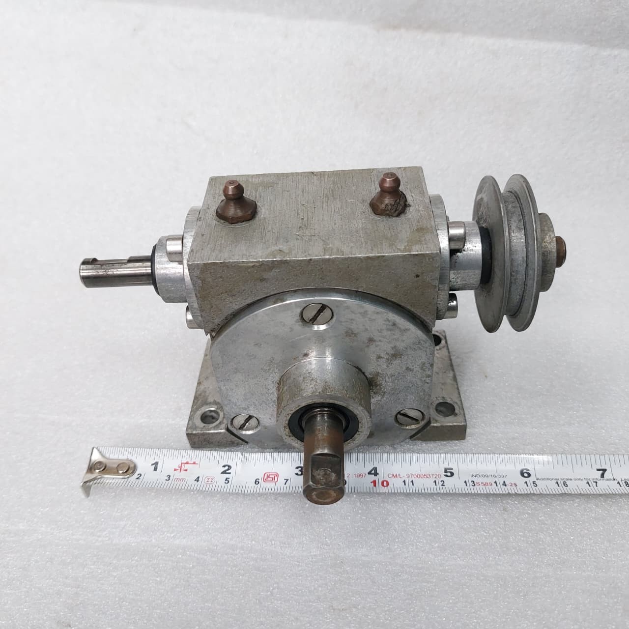 GEAR BOX (SPEED REDUCER) GEAR RATIO 17/1 .. IN SHAFT SIZE 10. MM OUTPUT 12.MM