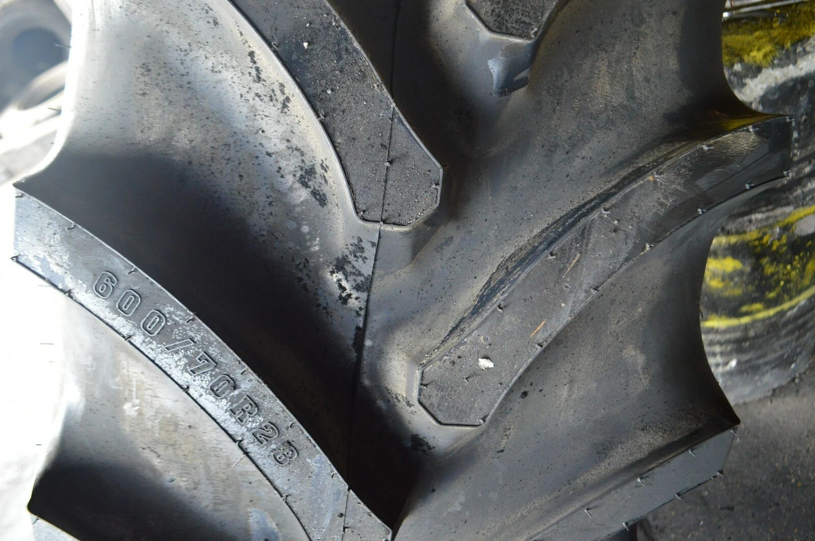 600/70R28 (VF) TIRE NEW COSMETIC BLEM R-1W 600 70 28 6007028