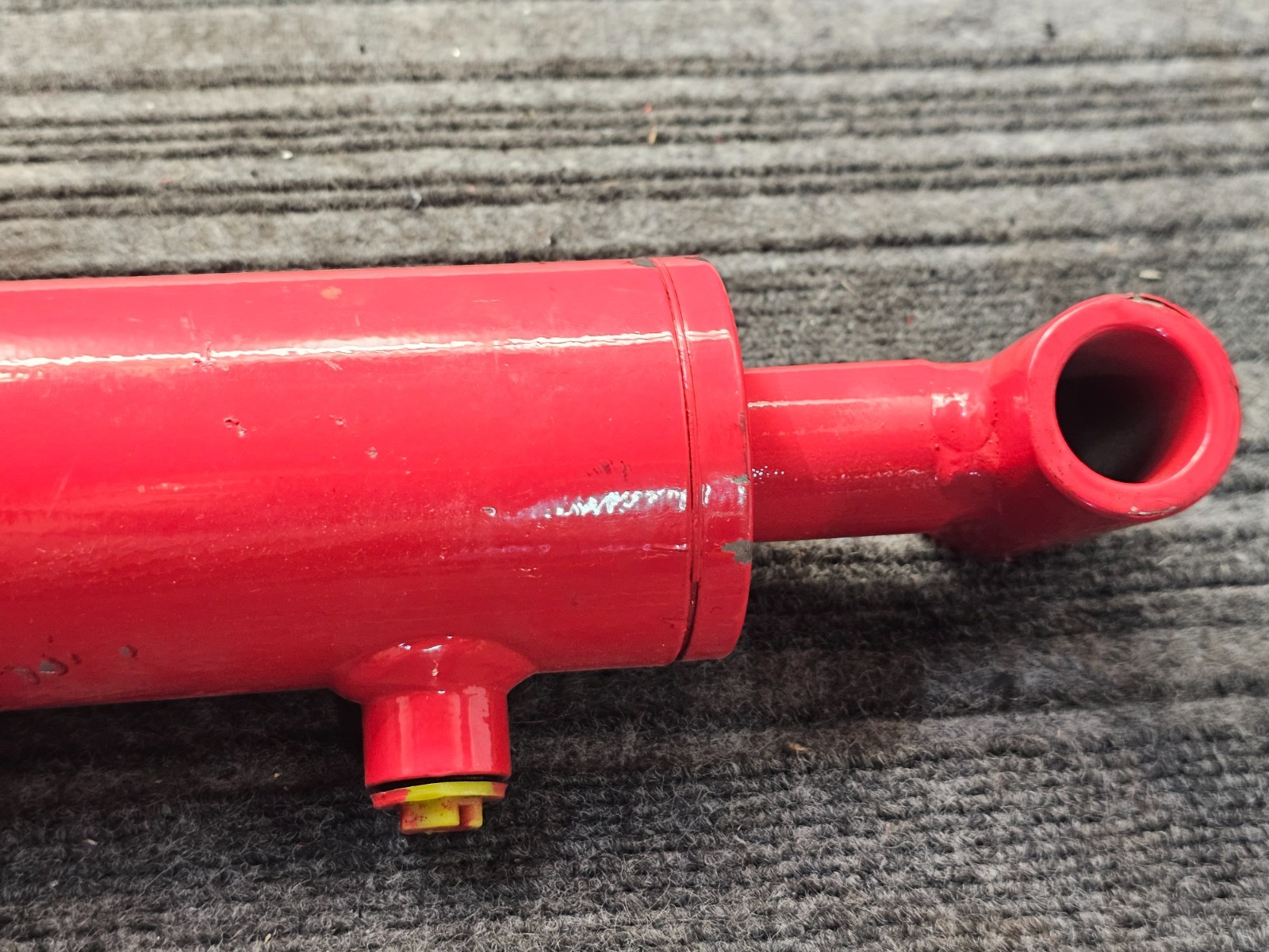 Hydraulic Welded Cylinder 2.89″ OD x 22″ Retracted Length x 1.26″ Rod