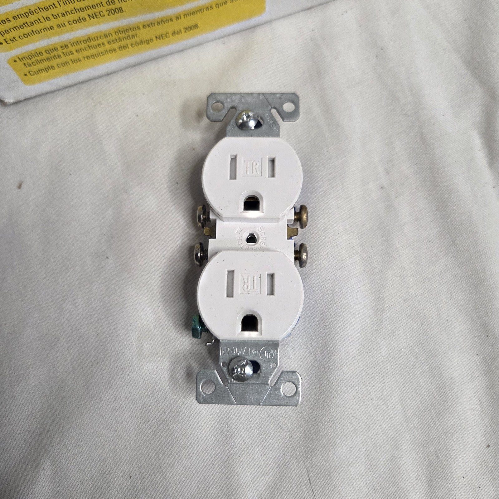 Cooper Wiring Devices Grounding Duplex Receptacle 15A-125V White Lot Of 20 NIB