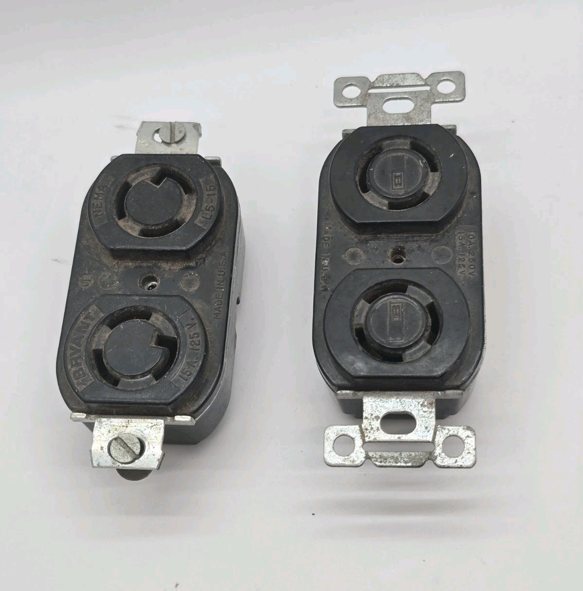 BRYANT 4700 Locking Nema L5-15 Duplex Receptale Black Back Wired 15A 125V 2pk