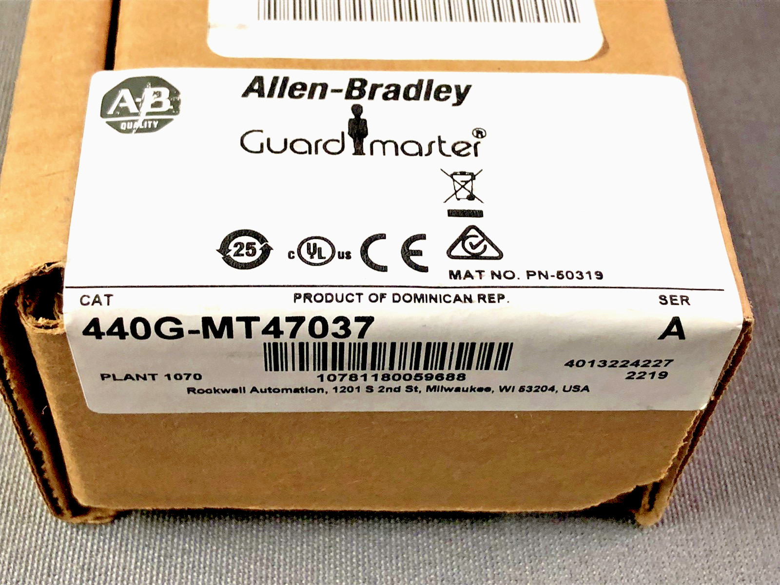 Allen-Bradley 440G-MT47037 Guardmaster Interlock Switch 3NO/1 NC 24V AC/DC