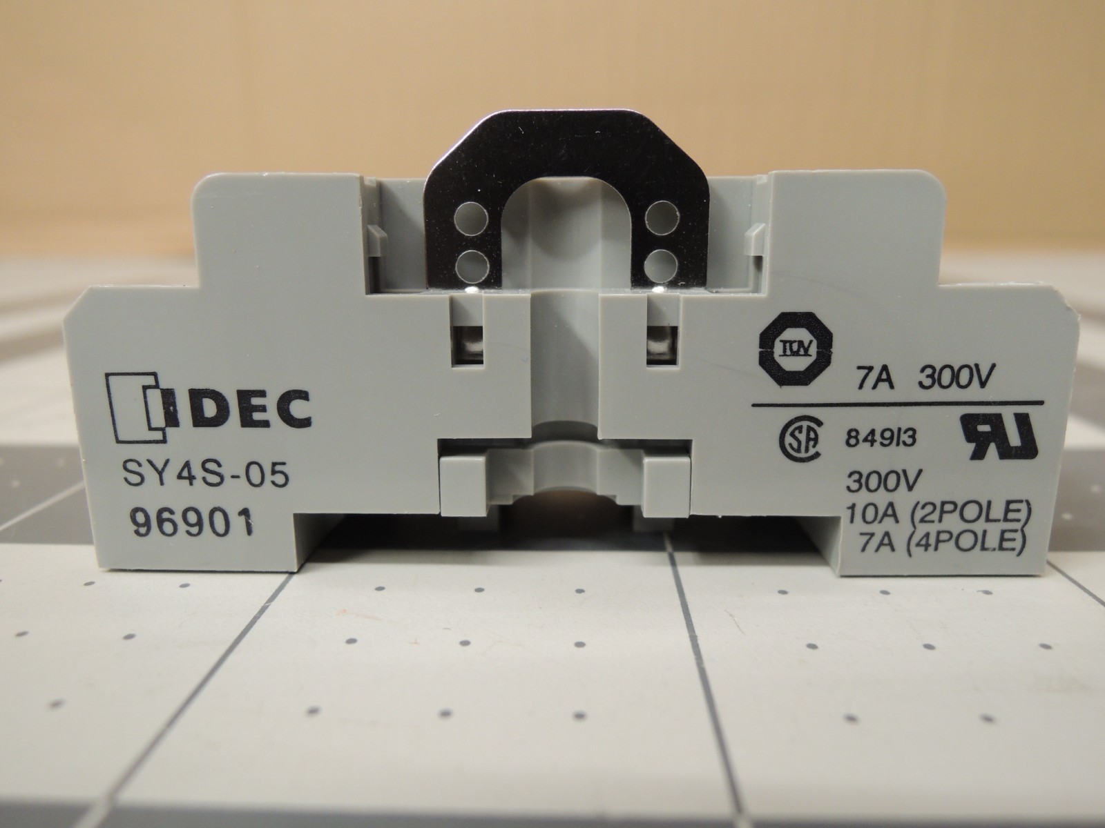 IDEC RU42S-C-D24 Relay, 4PDT, Bifurcated contacts, 3A, 24VDC, Indicator w/ Base