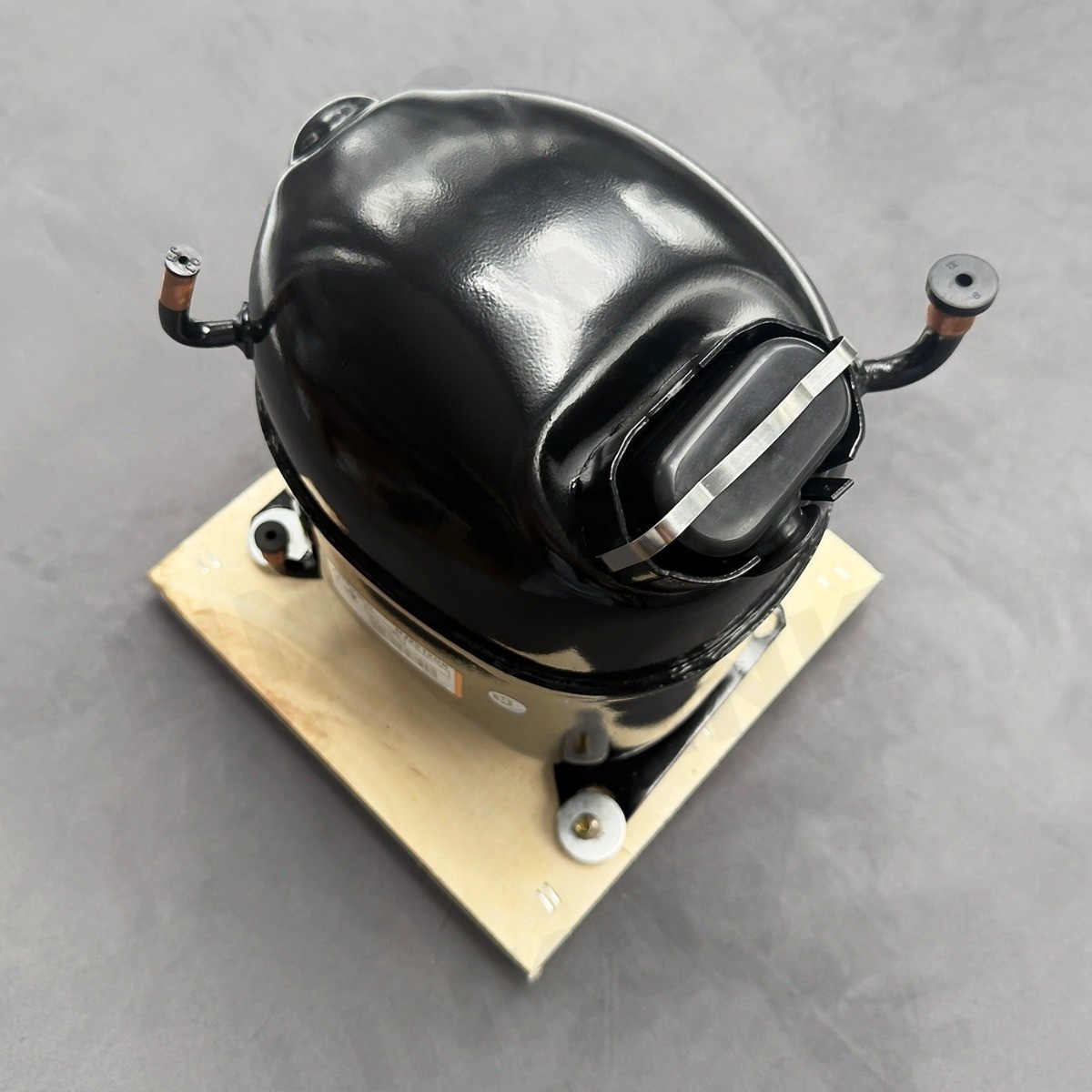 New NJ2212GK 1HP For Embraco Refrigeration Compressor 220-240V 50Hz R404A LBP