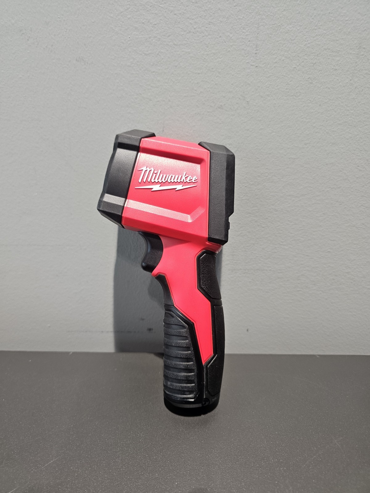 Milwaukee 2267-20E/H 10:1 Infrared Thermometer LCD Display Temperature Gun – NEW