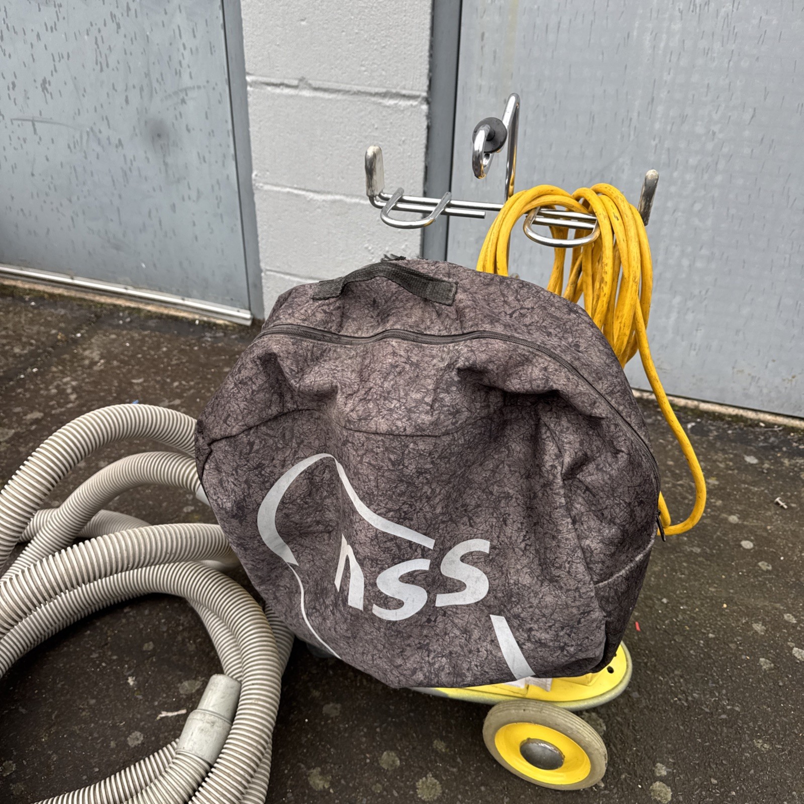 NSS M-1 PIG HEAVY DUTY PORTABLE VACUUM & BAG + HOSE WOW!! WORKS GOOD!