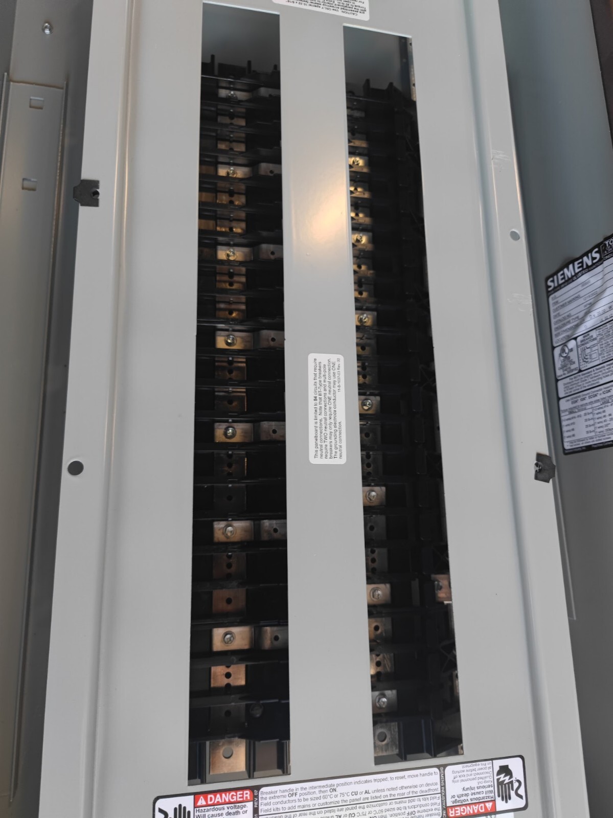 SIEMENS 250 AMP PANELBOARD 480 277 V 3PH 4W 42 Cir NEMA 3R Outdoor Enclosure