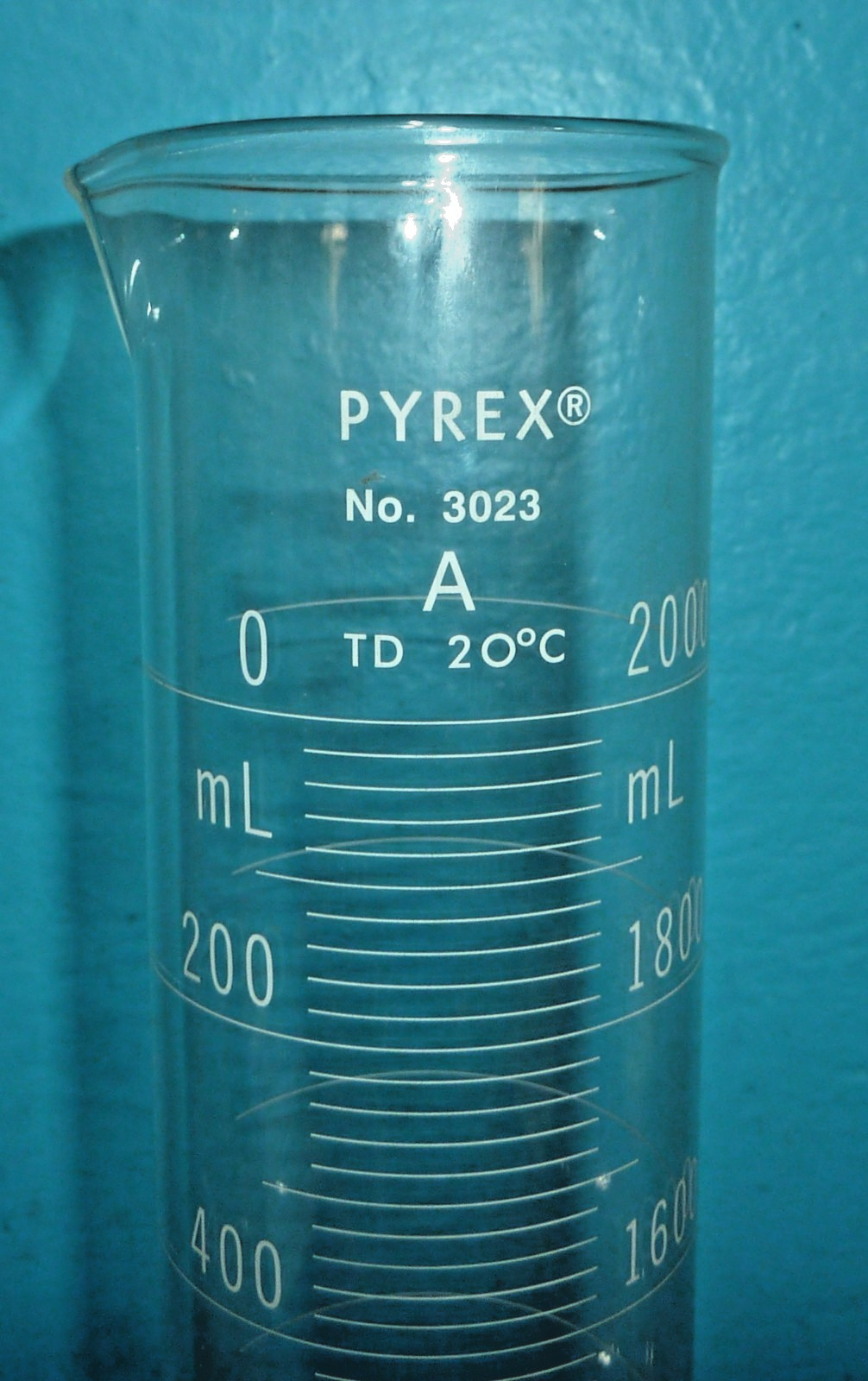 Pyrex No. 3023 2000mL Glass Graduated Cylinder Very Good Condition