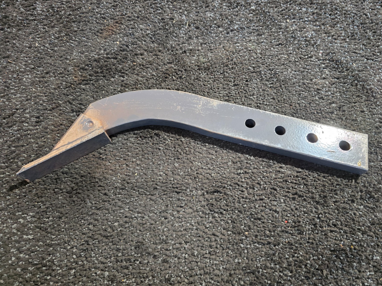 Box Blade 19.5-inch Ripper Shank 4 Hole Box Scraper Shank, Gray