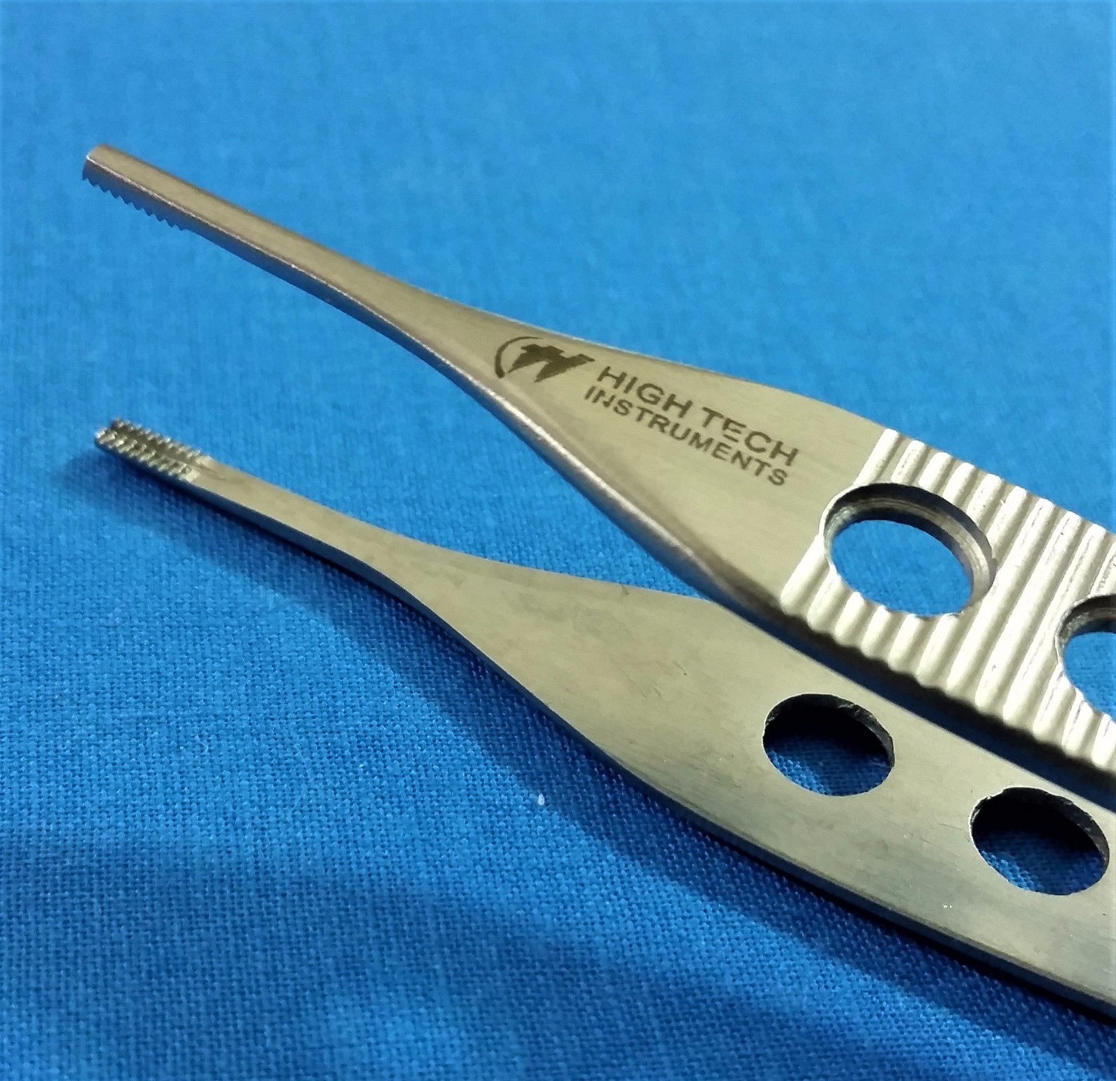 GOLD HANDLE O.R GRADE ADSON BROWN TISSUE FORCEPS 9X9T FENESTRATED HANDLE 4.75″
