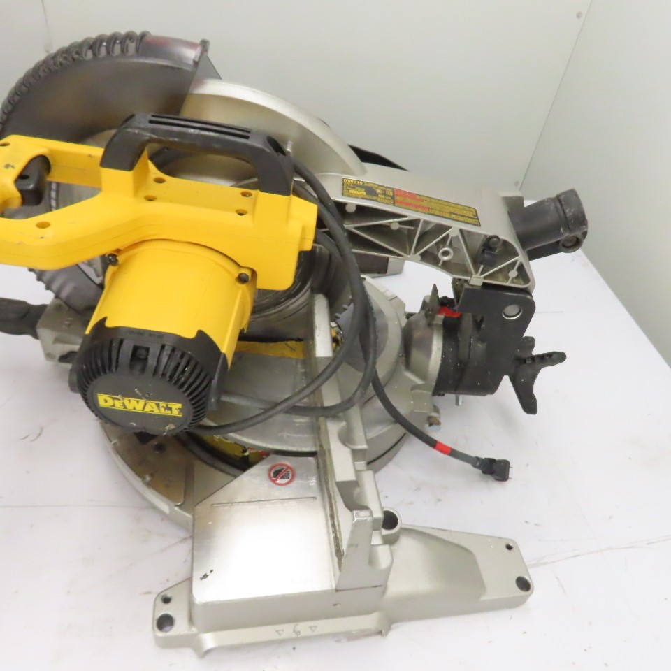 DeWalt DW715 12″ Single-Bevel Compound Miter Saw 120VAC 15A 4000RPM