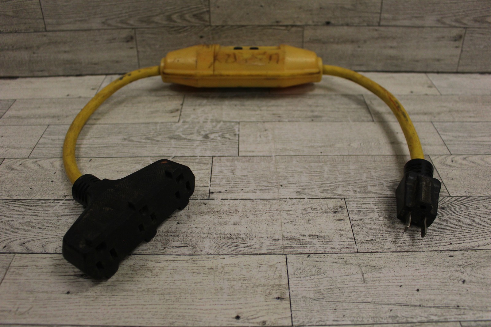 Defiant 2′ Inline GFCI Indoor Outdoor Cord -15 Amp 125 Volt 1875 Watt – Used