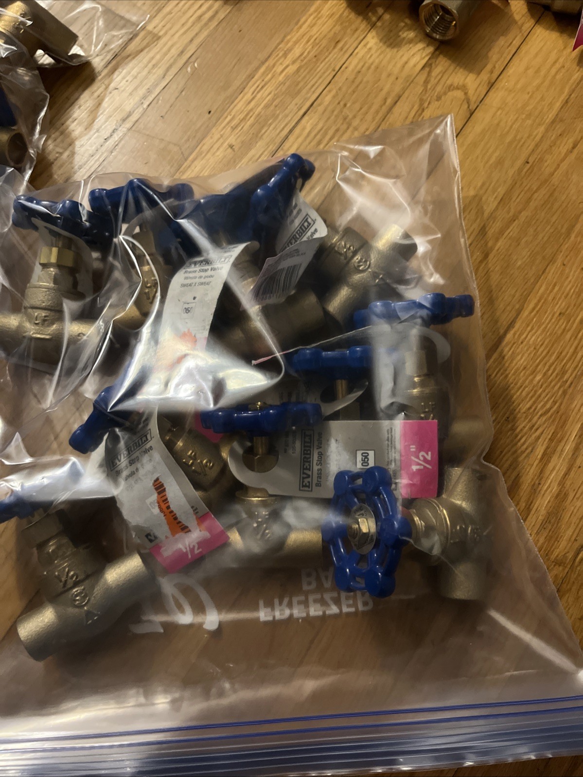 Mixed Lot of 85 Plumbing Valves – New – Please See Pictures