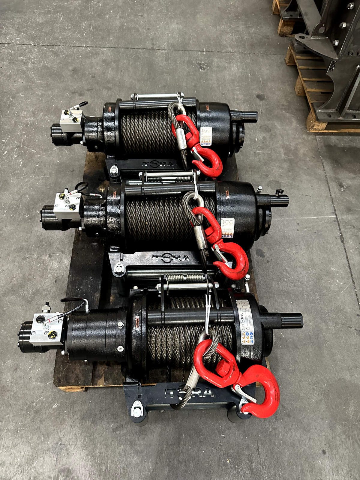 26.500 LBS Hydraulic Winch Including 82 ft Stell Rope and Hook