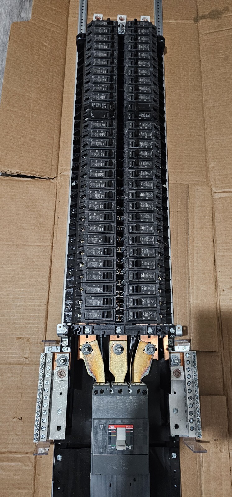 250 AMP main breaker panel with 56 circuits GE Relia GearLighting Panel interior
