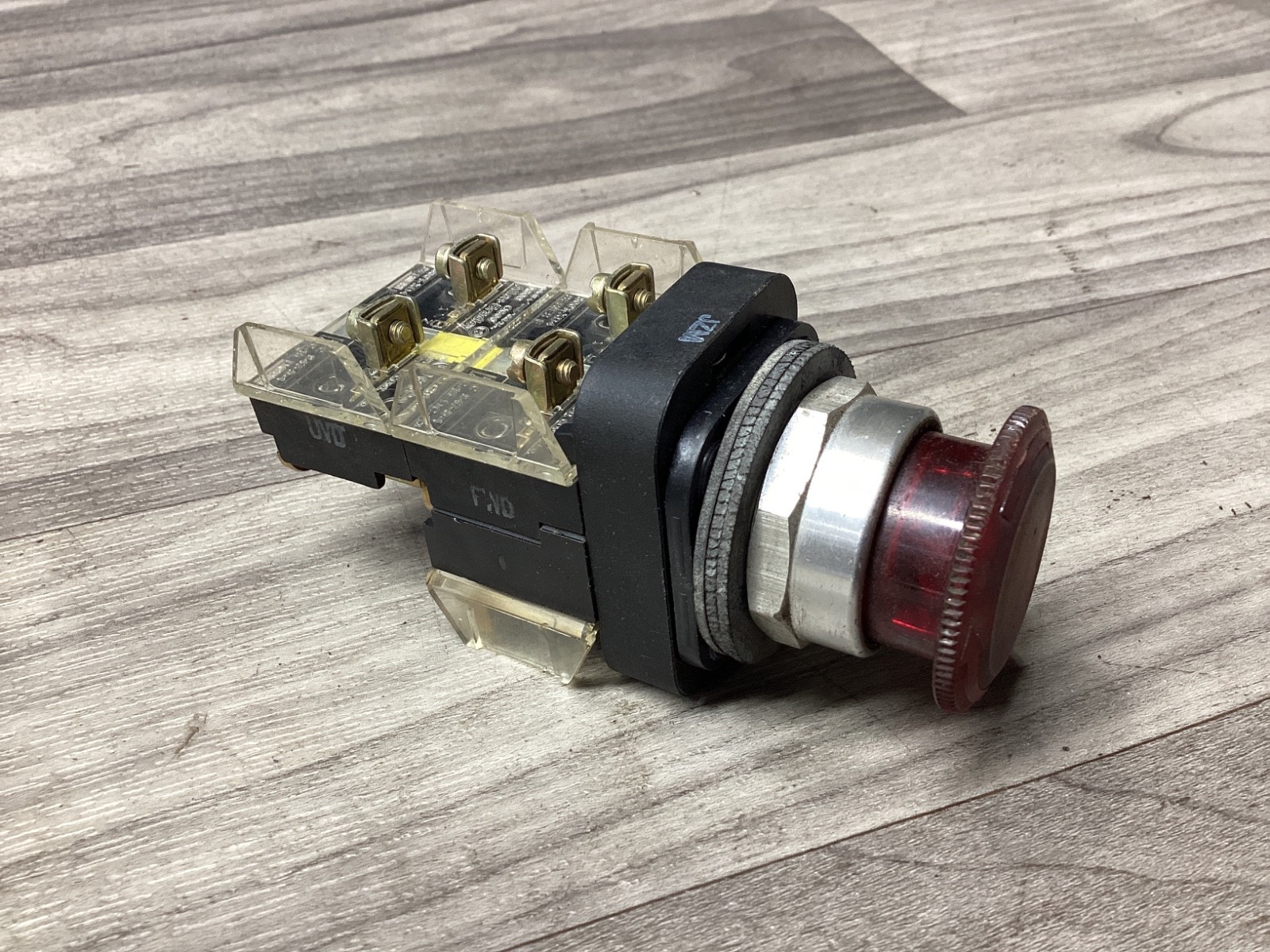 Allen-Bradley 800T-FXTQ24RA5 Push-Pull/Twist Button #100N136