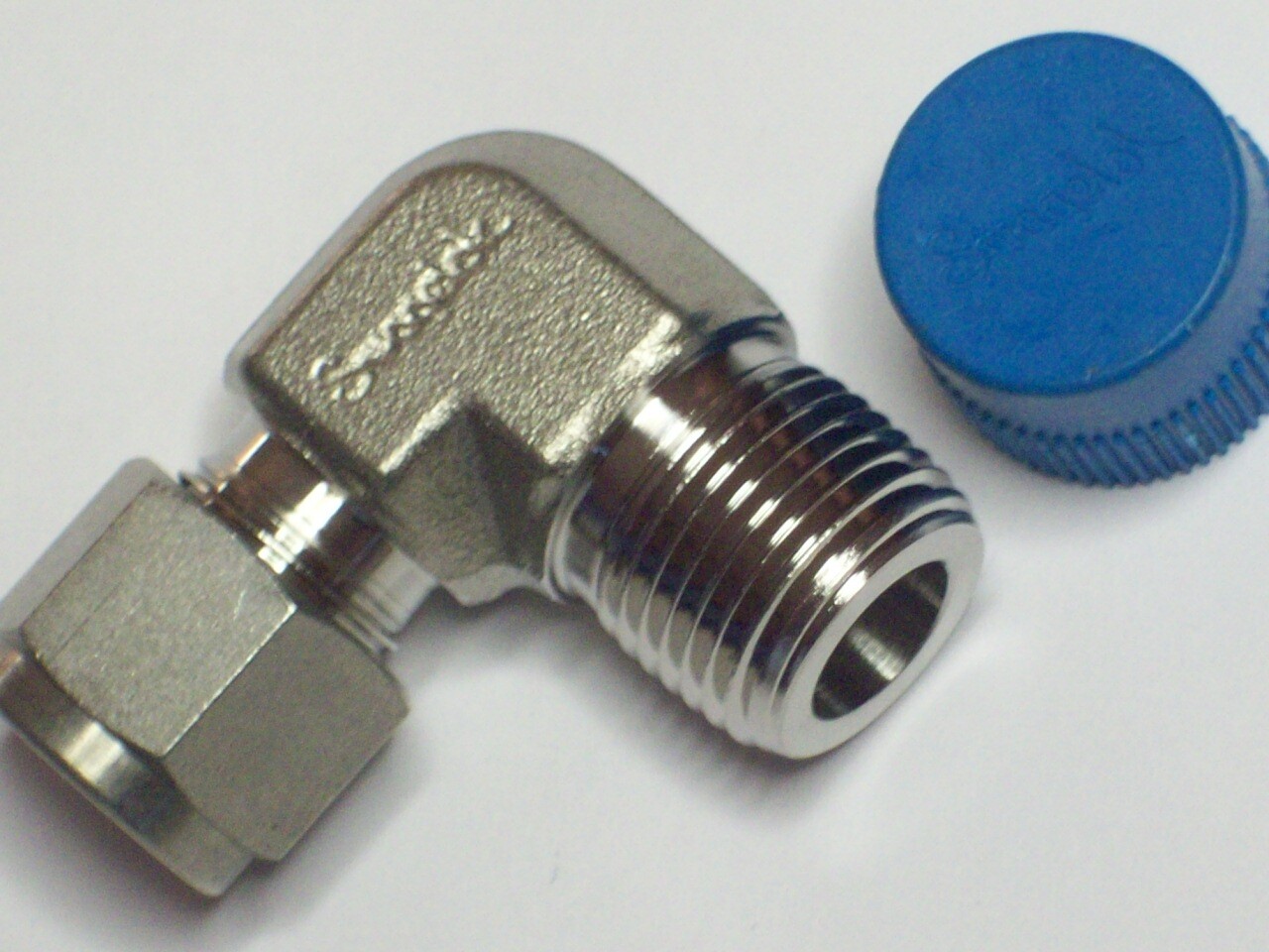 1- Swagelok Stainless Steel Elbow Fitting, 3/8″ Tube x 3/8″ Male NPT, SS-600-2-6