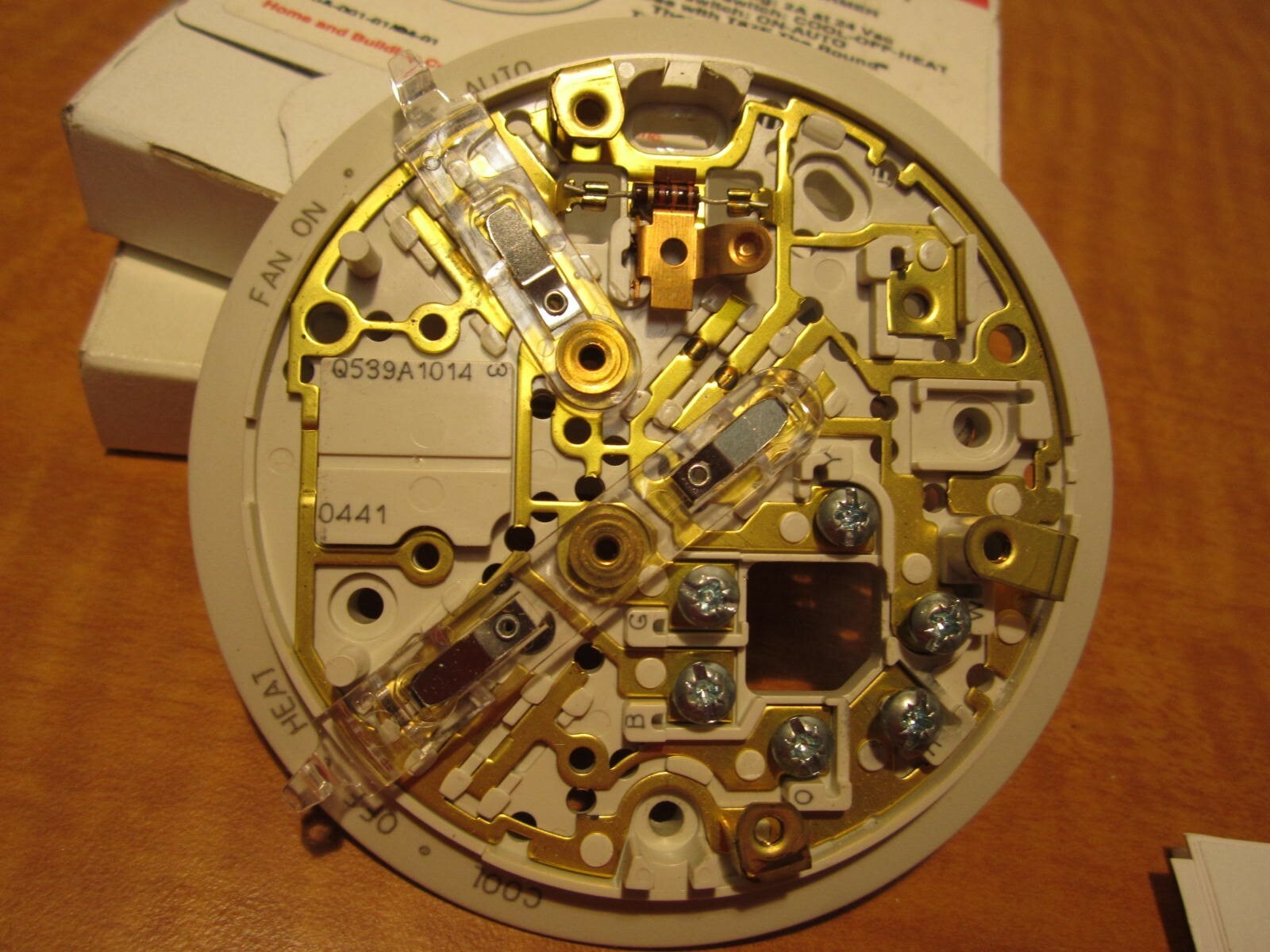 (2) HONEYWELL Q539A1014 Heat-Off-Cool Thermostat Subbase For Single Transformer