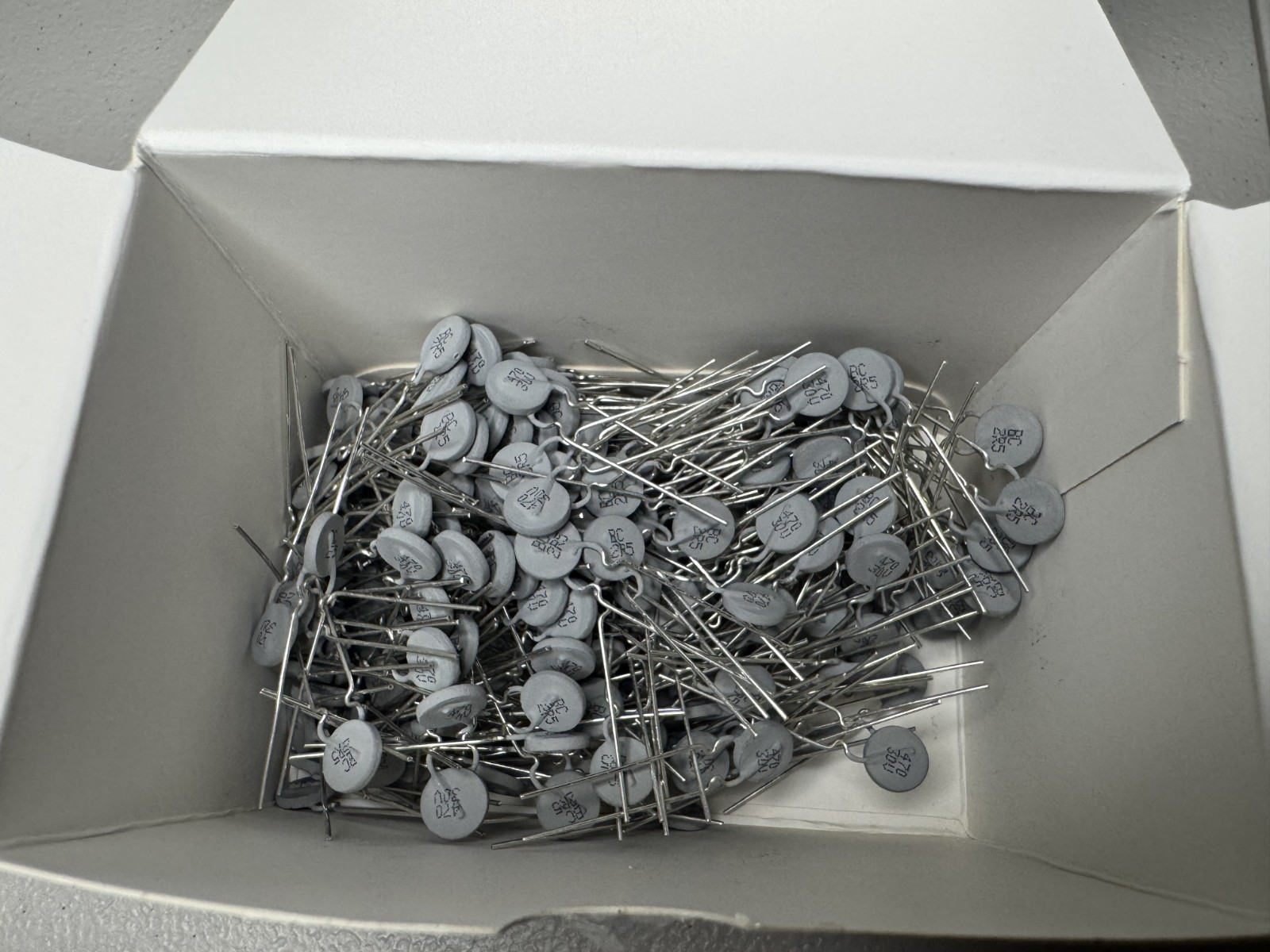 250 PCS PTCCL09H471DBE VISHAY PTC Thermistor 30V 2.5 Ohm R25 Dm=8.5mm Int 470mA