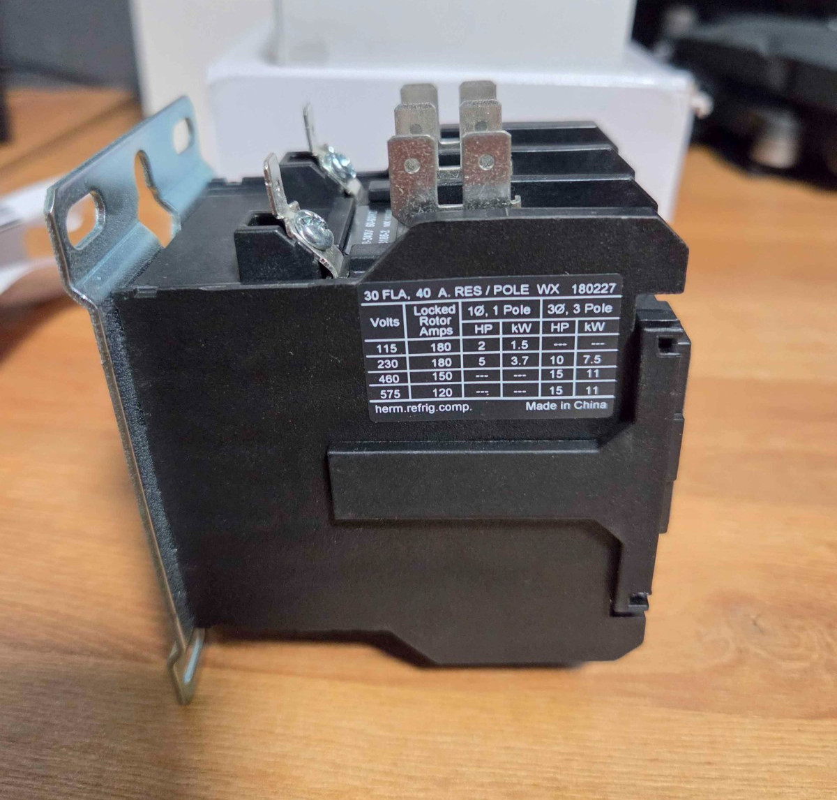New In Box; Eaton C25DNY116B Contactor 30A; 3P; 575VAC; Coil: 208-240VAC