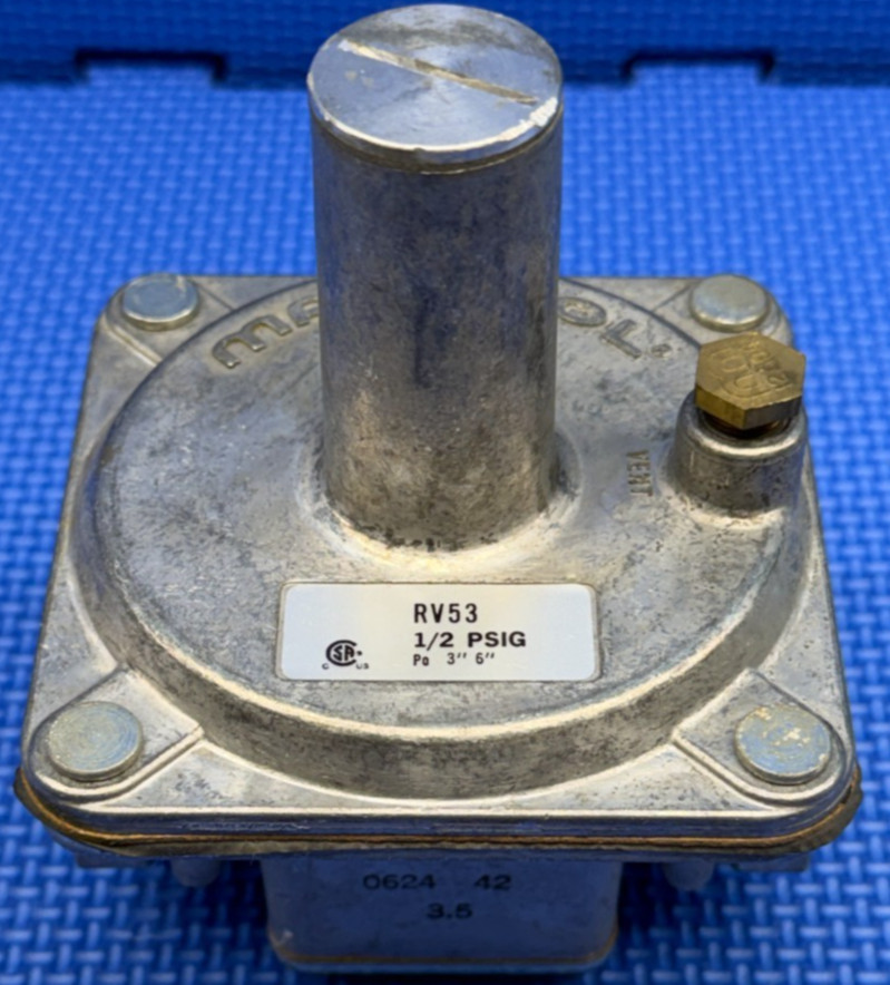 Maxitrol RV53 Gas Pressure Regulator 1/2 PSIG For Natural/Mixed Gas