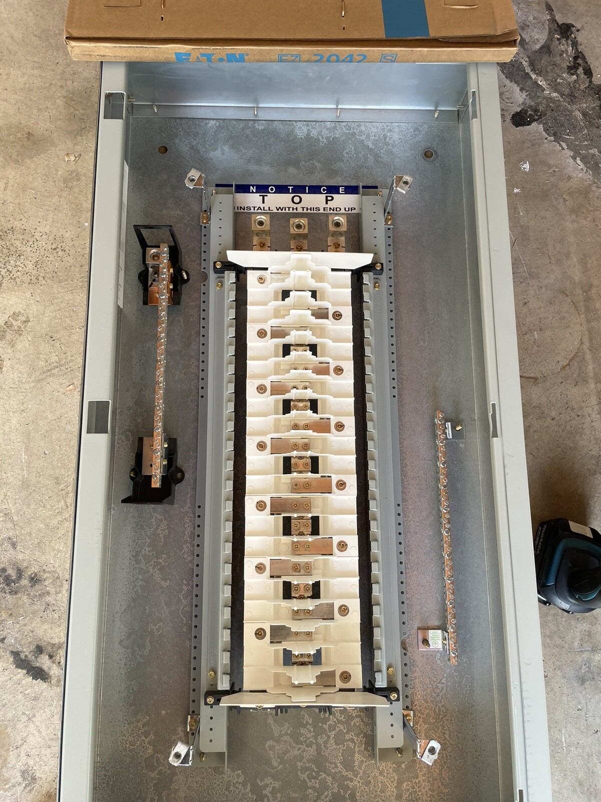 1- 225AMP 480V 42CKT MAIN LUG 3PHASE 4 WIRE COMPLETE PANEL NEMA 1 SURFACE 42″