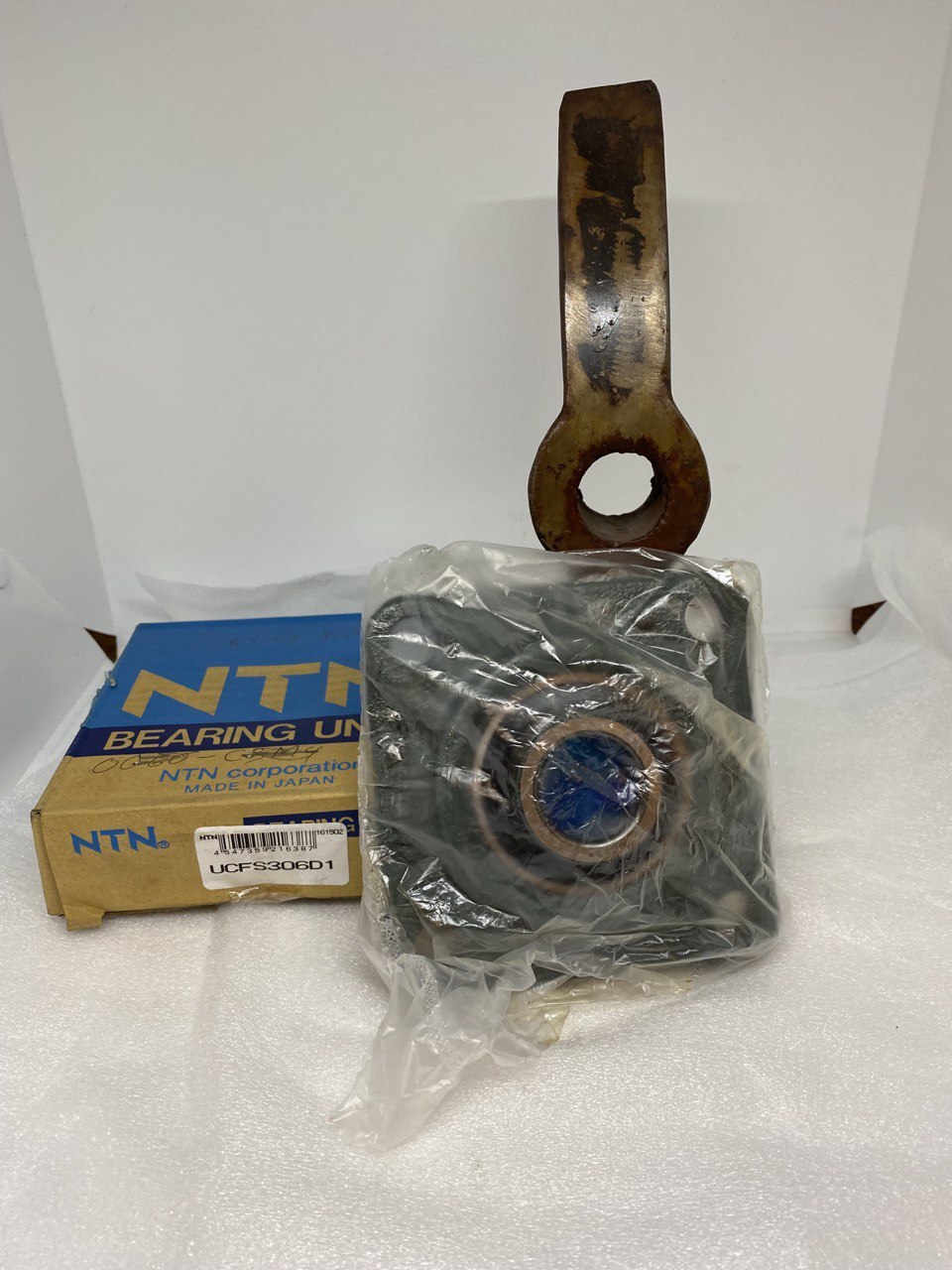 NTN UCFS306D1 4-Bolt Square Flanged Housing Unit Cast Iron 30mm-Bore NEW OEM