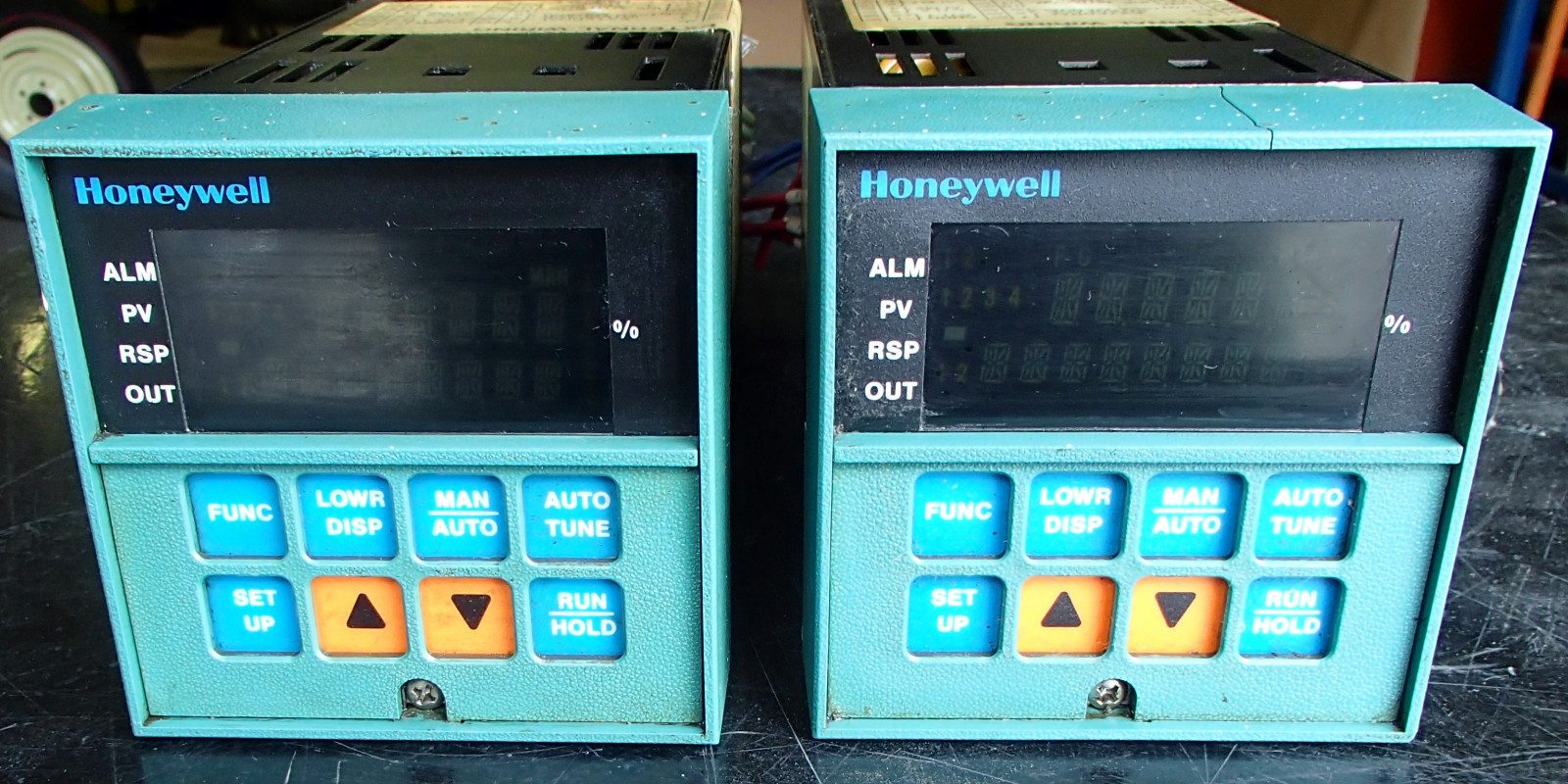 Honeywell Temperature Controller DC-3002-0-20A-1-00-0111 Used T/O