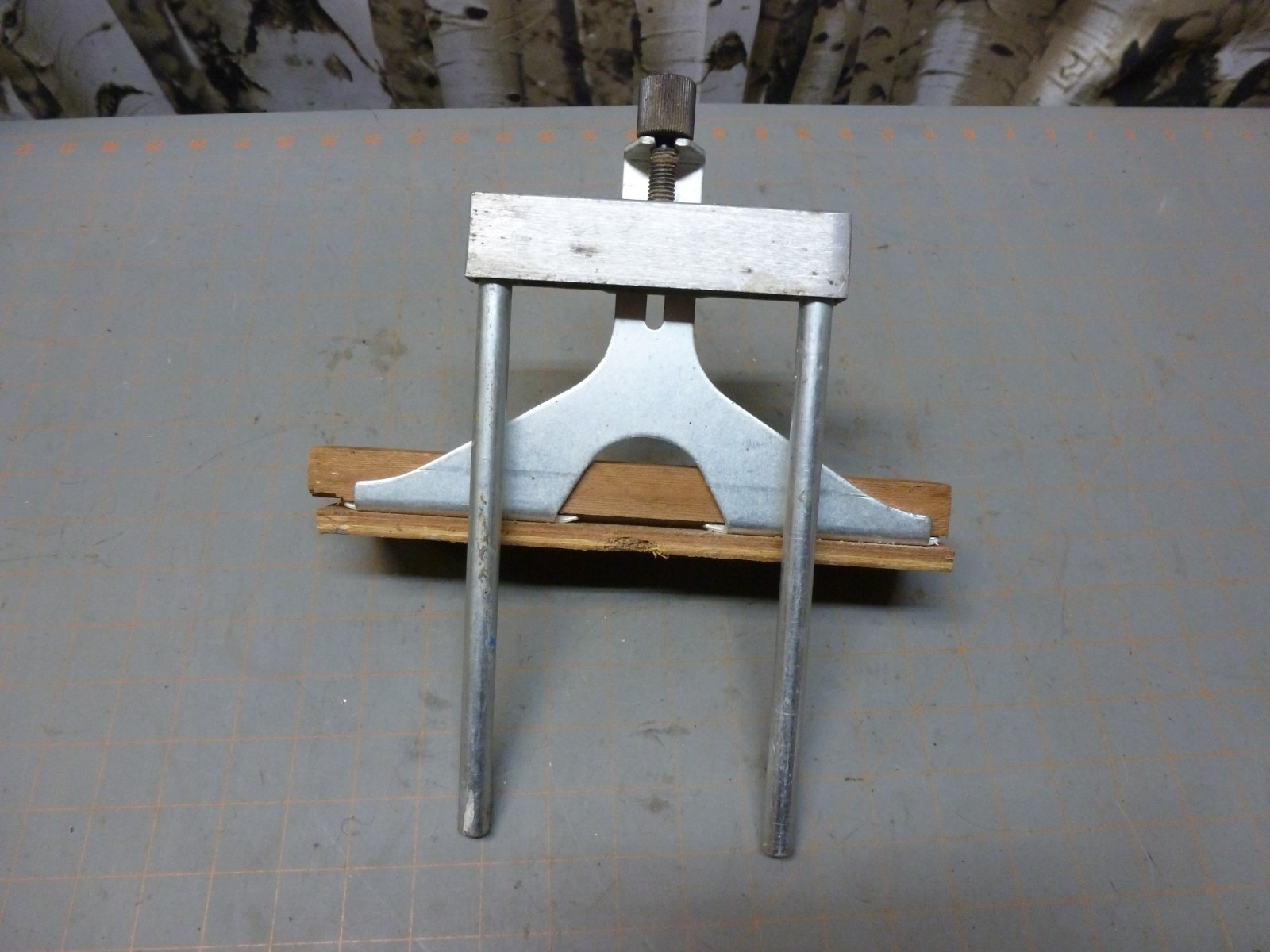 Makita Edge Guide for 3612, RP1800, RP2301 Plunge Router Base (115mm OC 12mm Rod