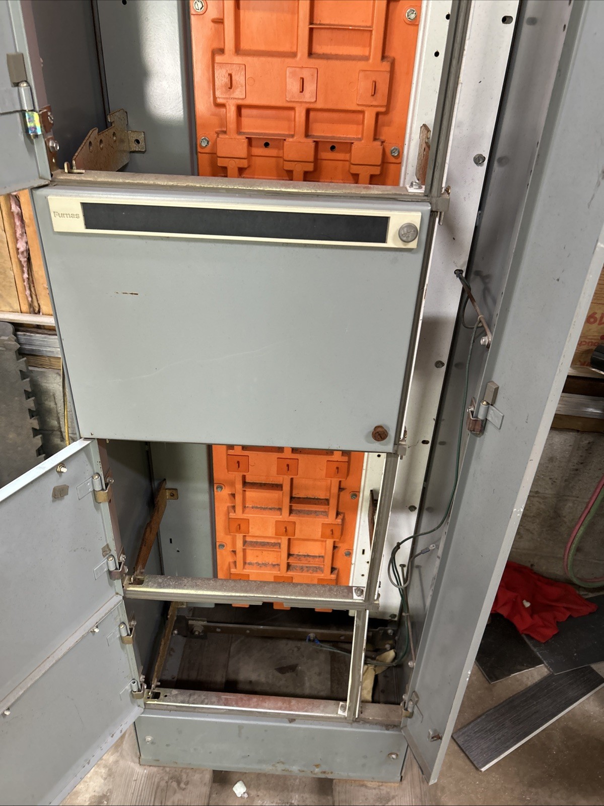 Furnas System 89 Electrical Cabinet, # 898FW1338-1 Bus 600A Vert 300 42k A600v