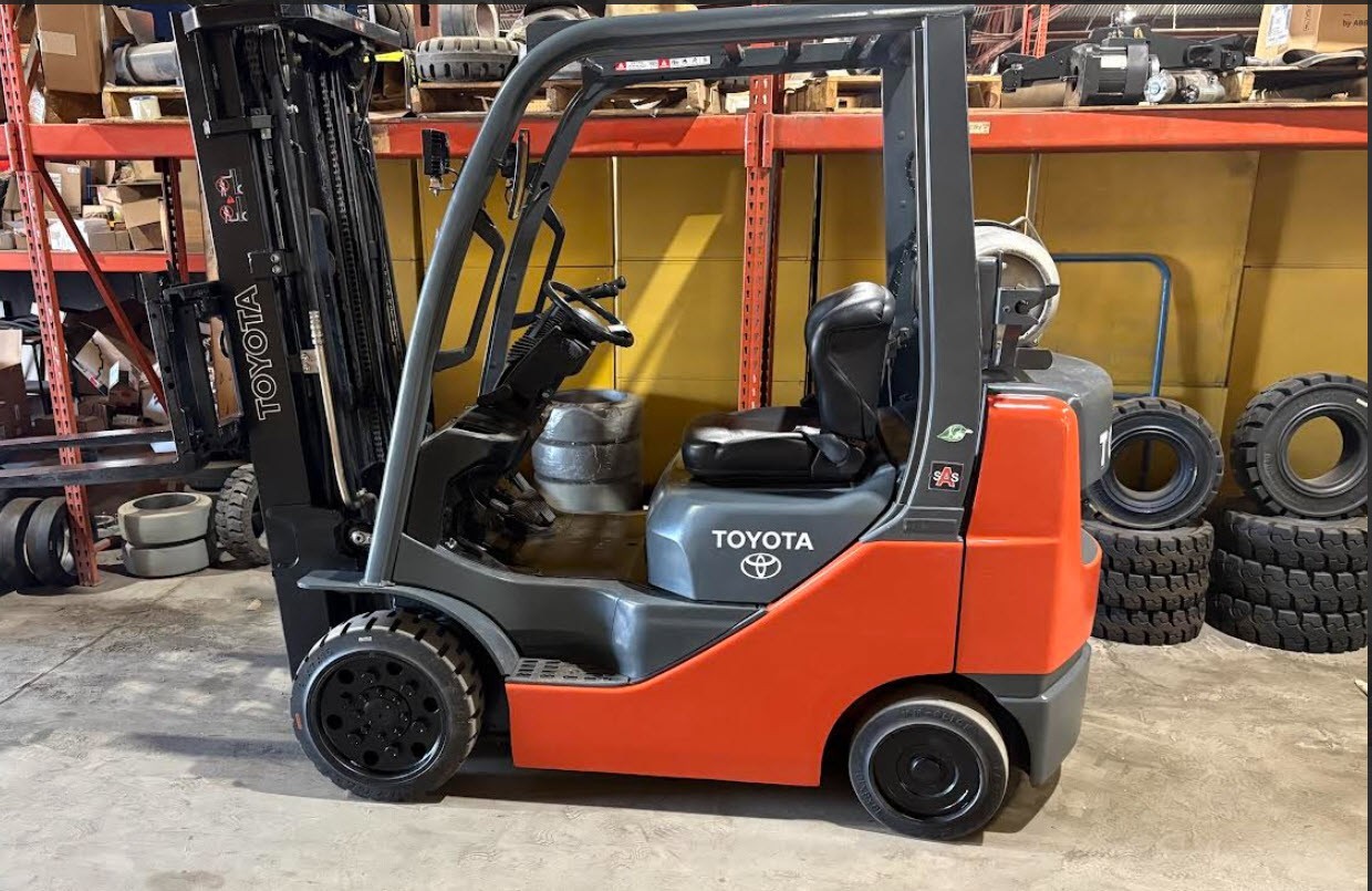 TOYOTA 8FGCU25 FORKLIFT 2017 5000LB CAP LPG 189″ LIFT SIDE SHIFT NEW PAINT