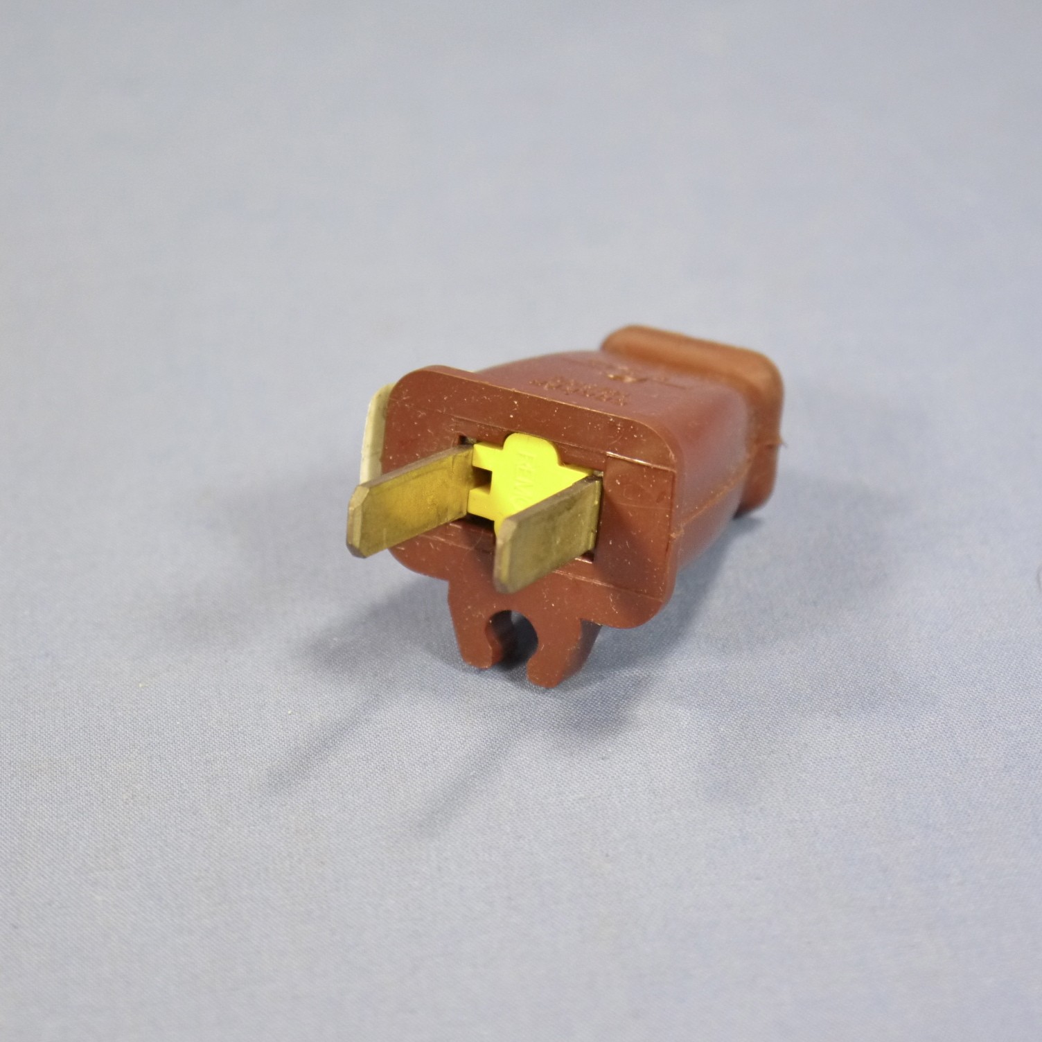 Eagle Brown Straight Plug w/ CORD CLIP 15A Non-Polarized NEMA 1-15P Bulk SA840B