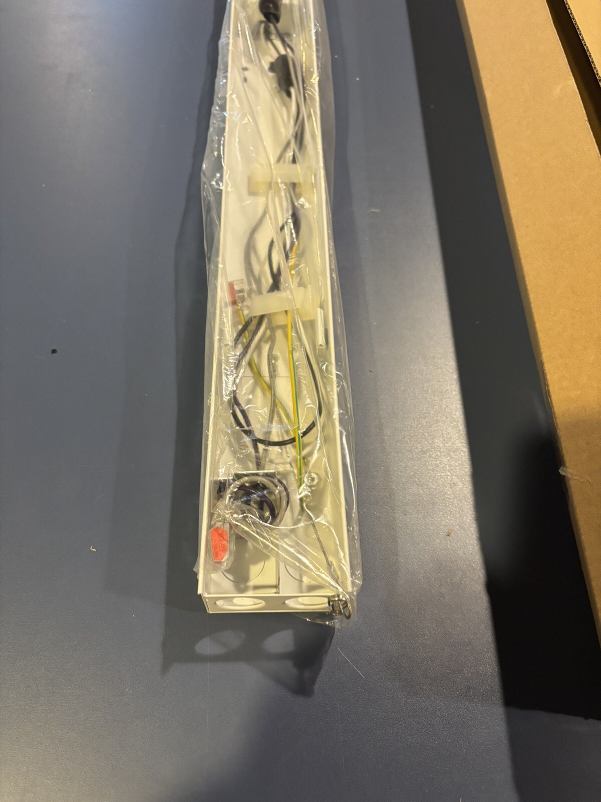 Cree 1×8 Suspended Light Housing LS- HS-8-80L-40K-10V