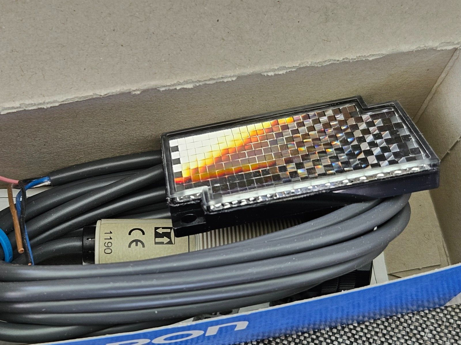 OMRON E3F2-R2B4 2M
