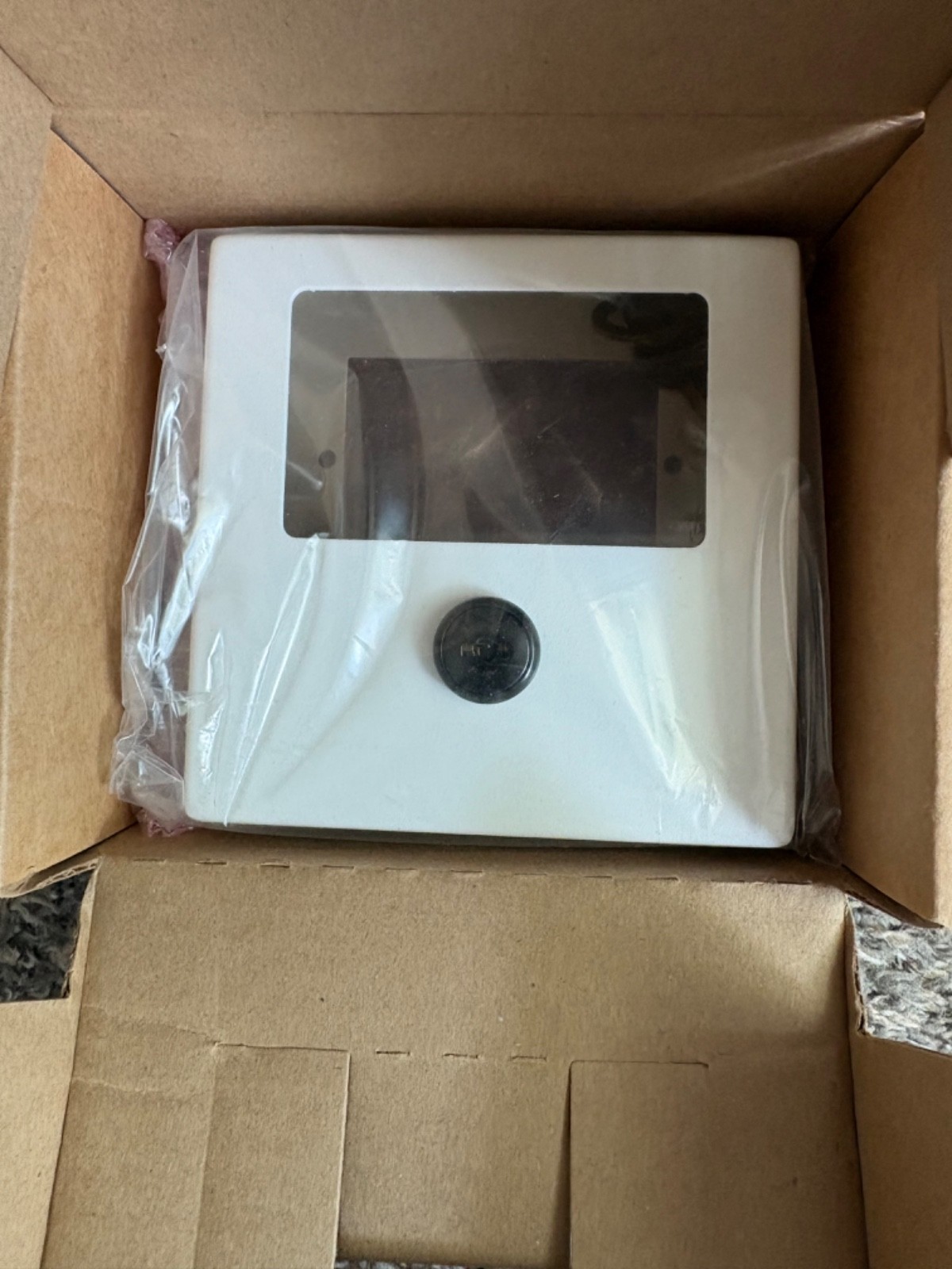 Leviton LCV01-W Locking Cover 1-Gang White Window White 5in x 5in x 1-1/4in NEW