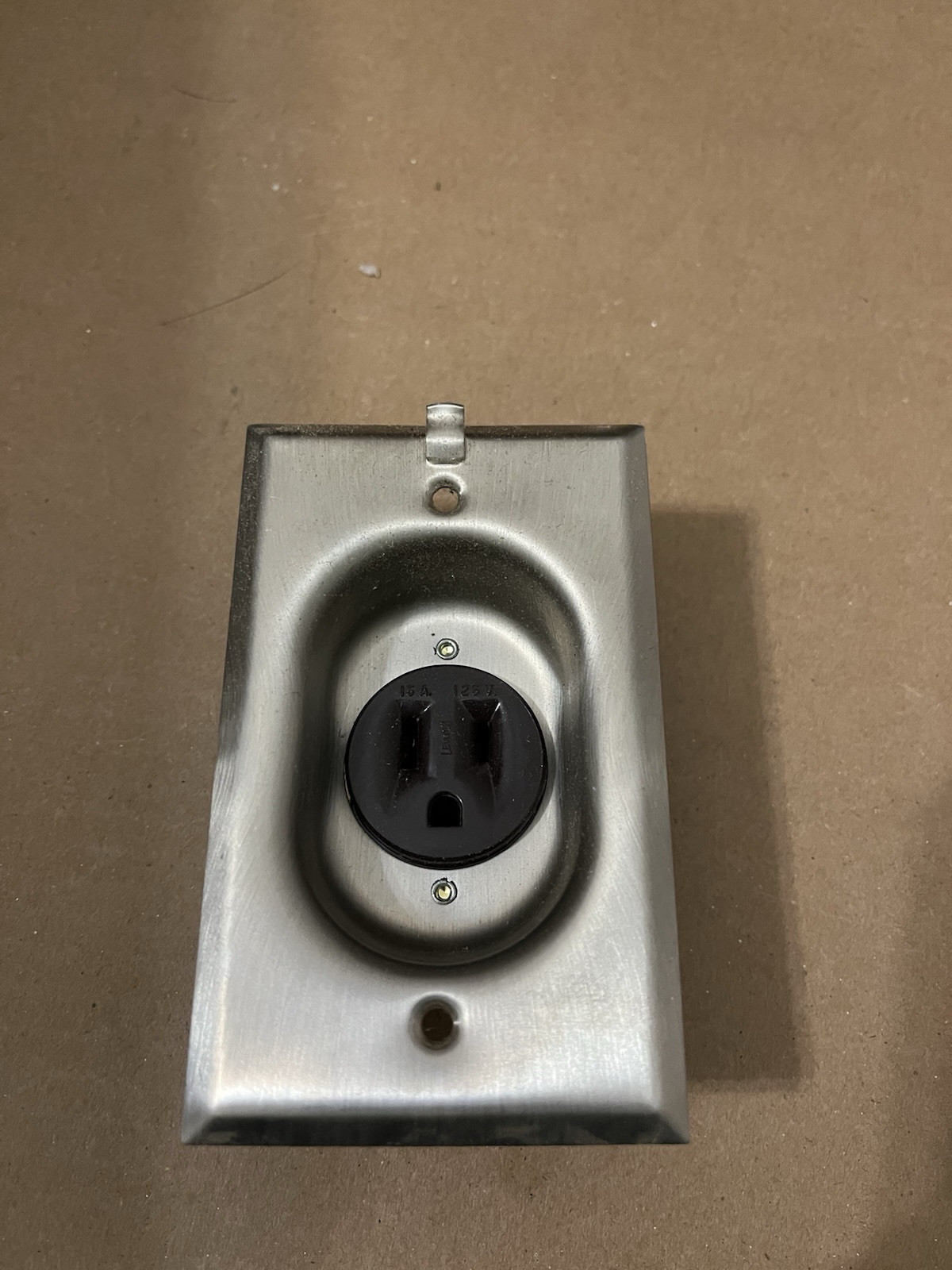 Spec-Master 5261-C 2P 3W SELF GROUNDING CLOCKHANGER RECEPTACLE Back & SIDE WIRED