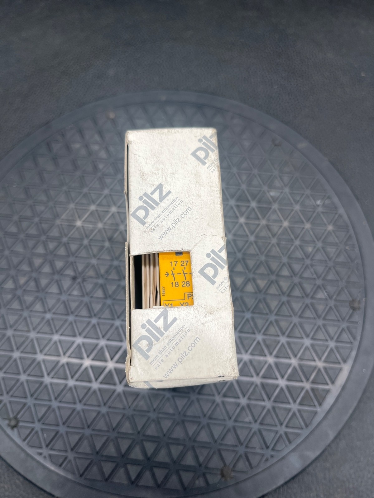 PILZ PZE X4VP Safety Relay 3/24VDC NEW
