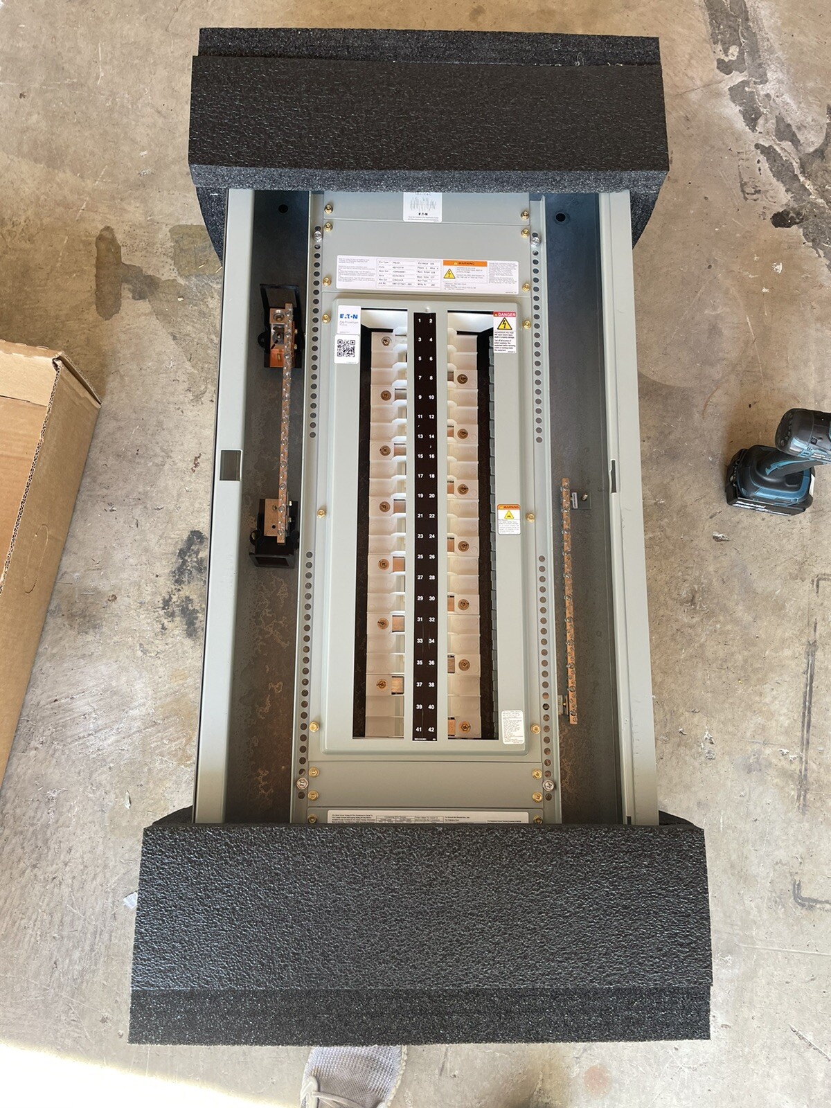 1- 225AMP 480V 42CKT MAIN LUG 3PHASE 4 WIRE COMPLETE PANEL NEMA 1 SURFACE 42″