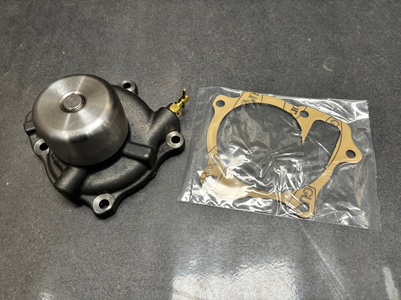Water Pump Fits John Deere 325 328 332 5065M 5075M 5225 5325 5325N 324J RE545573