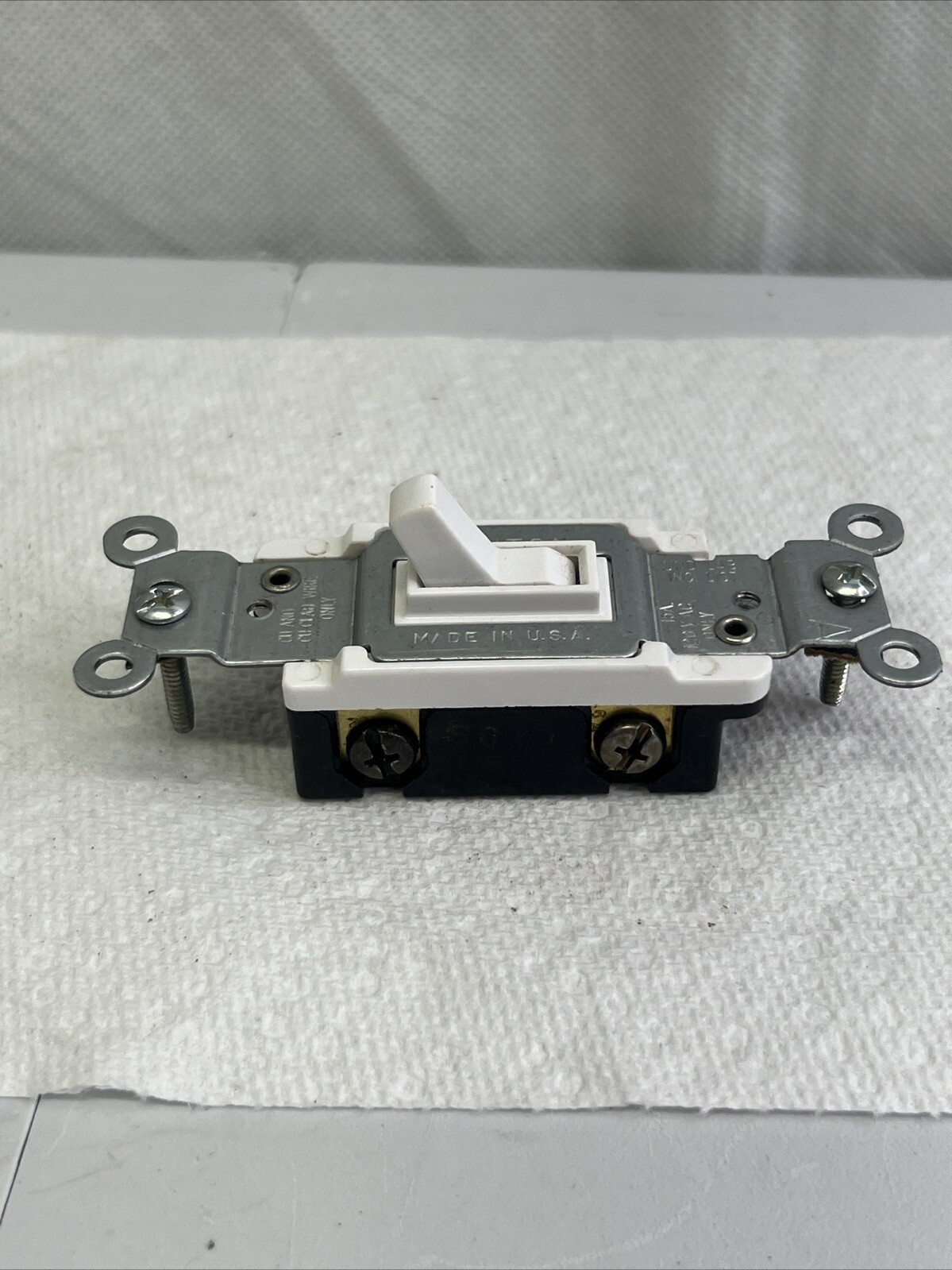 Leviton 1453-2WS 3-Way 15 Amp Quite Toggle Switch with Ground – White