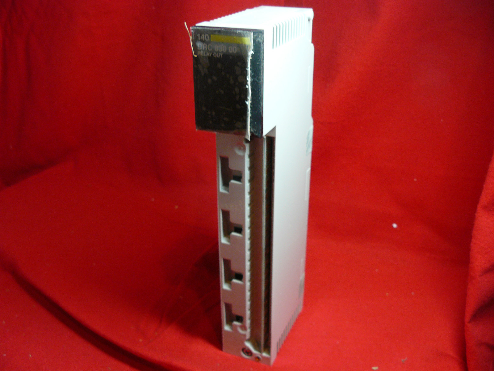 140DRC83000 BRAND NEW Modicon Relay OUT 140-DRC-830-00